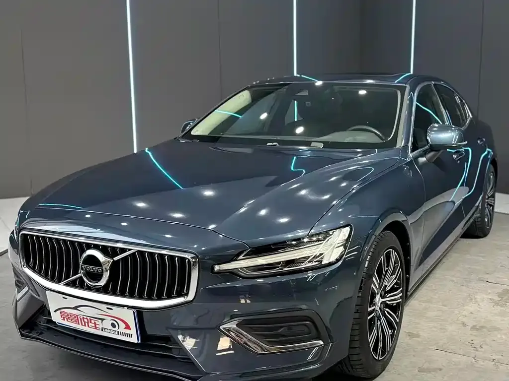 Volvo S60 — фото 1