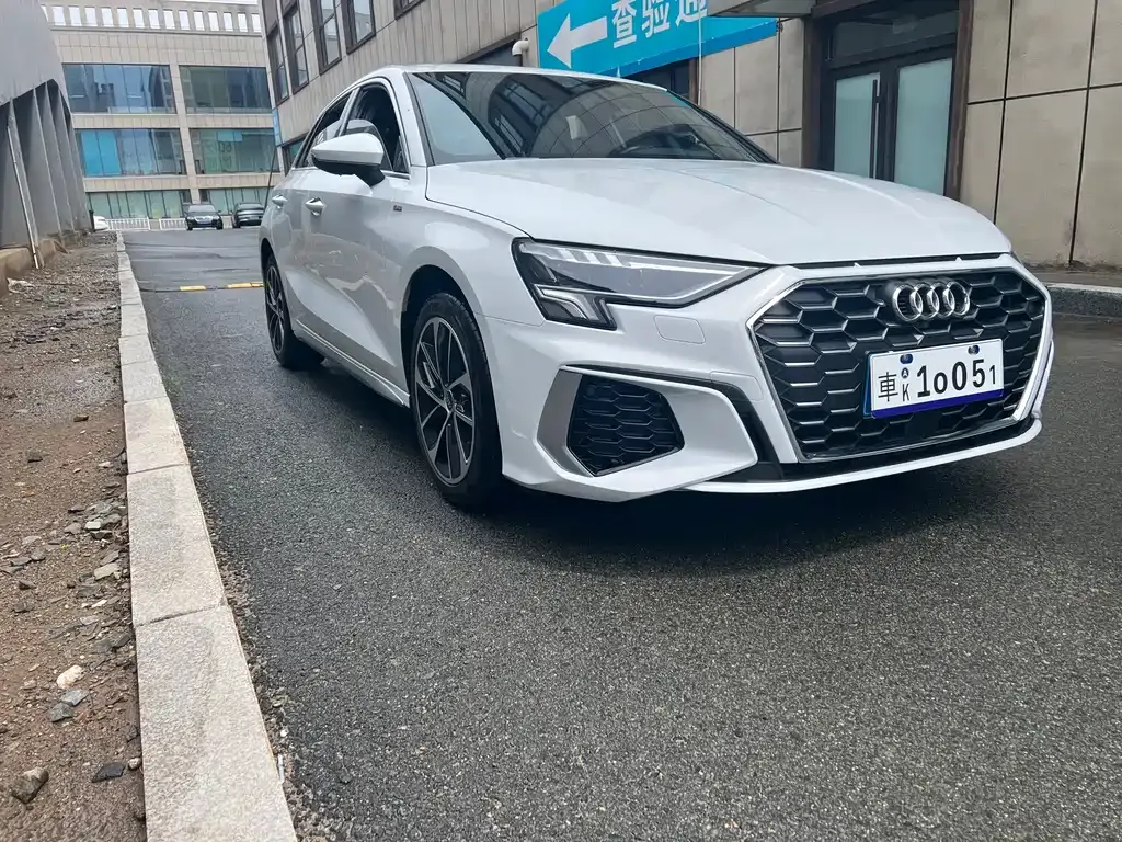Audi A3 — фото 1