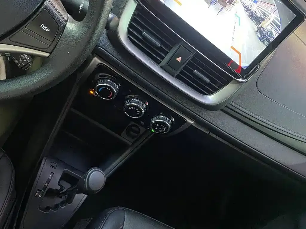 Toyota Yaris L — фото 6