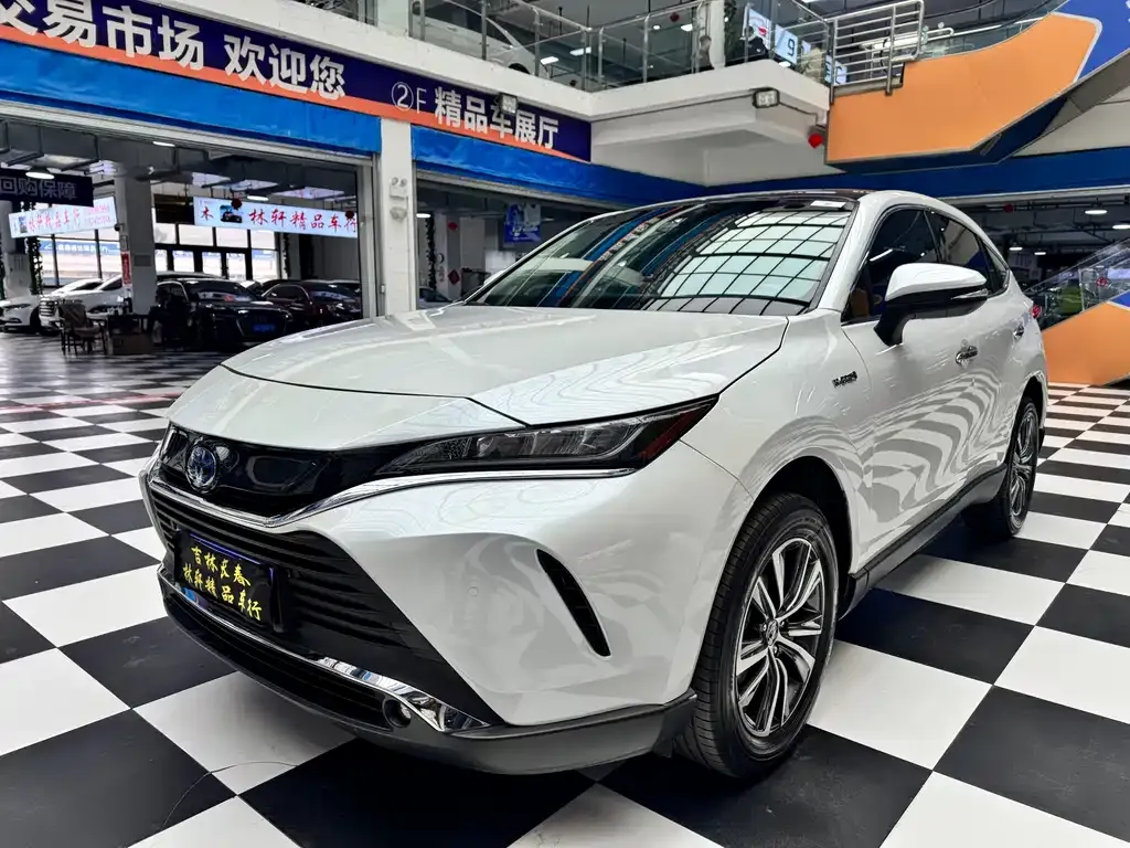 Toyota Harrier — фото 1