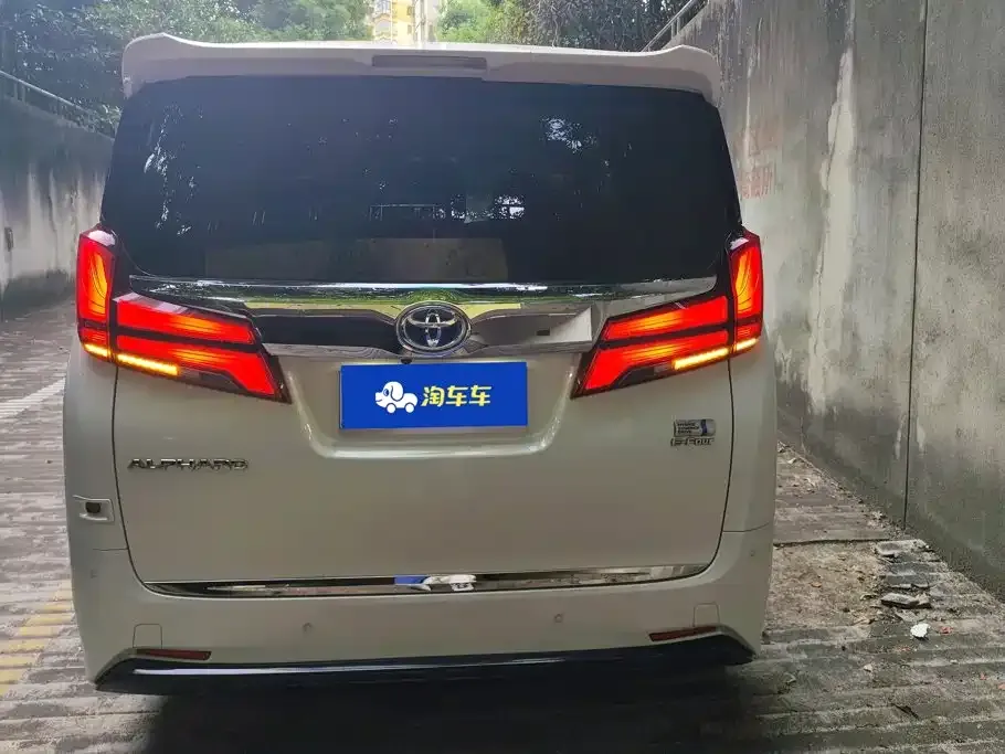 Toyota Alphard — фото 10