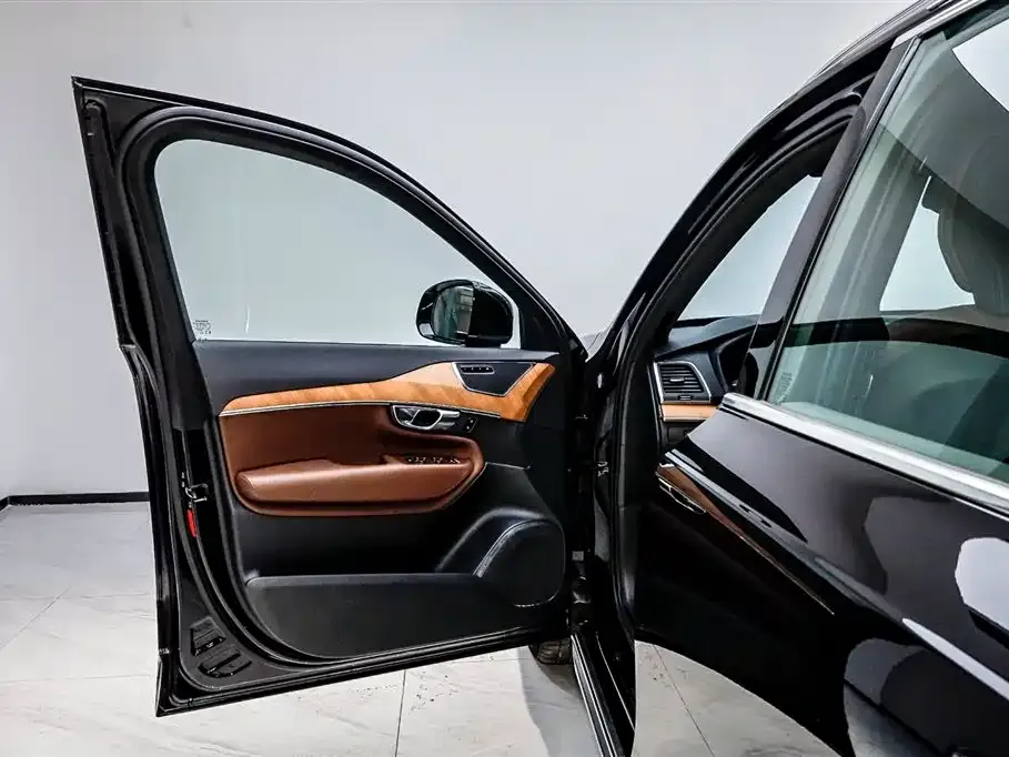 Volvo XC90 — фото 8