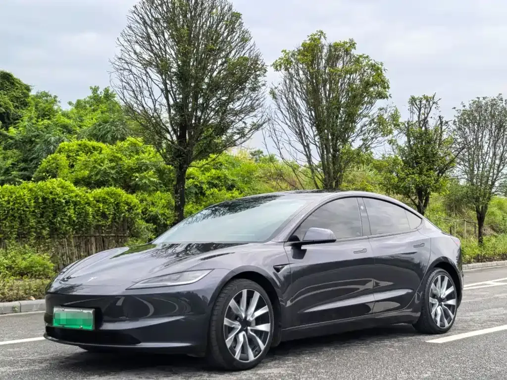 Tesla Model 3 — фото 1