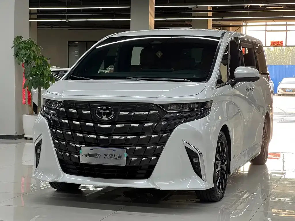 Toyota Alphard — фото 1