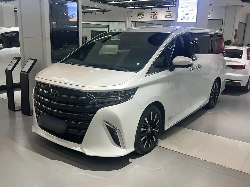 Toyota Alphard — фото 1