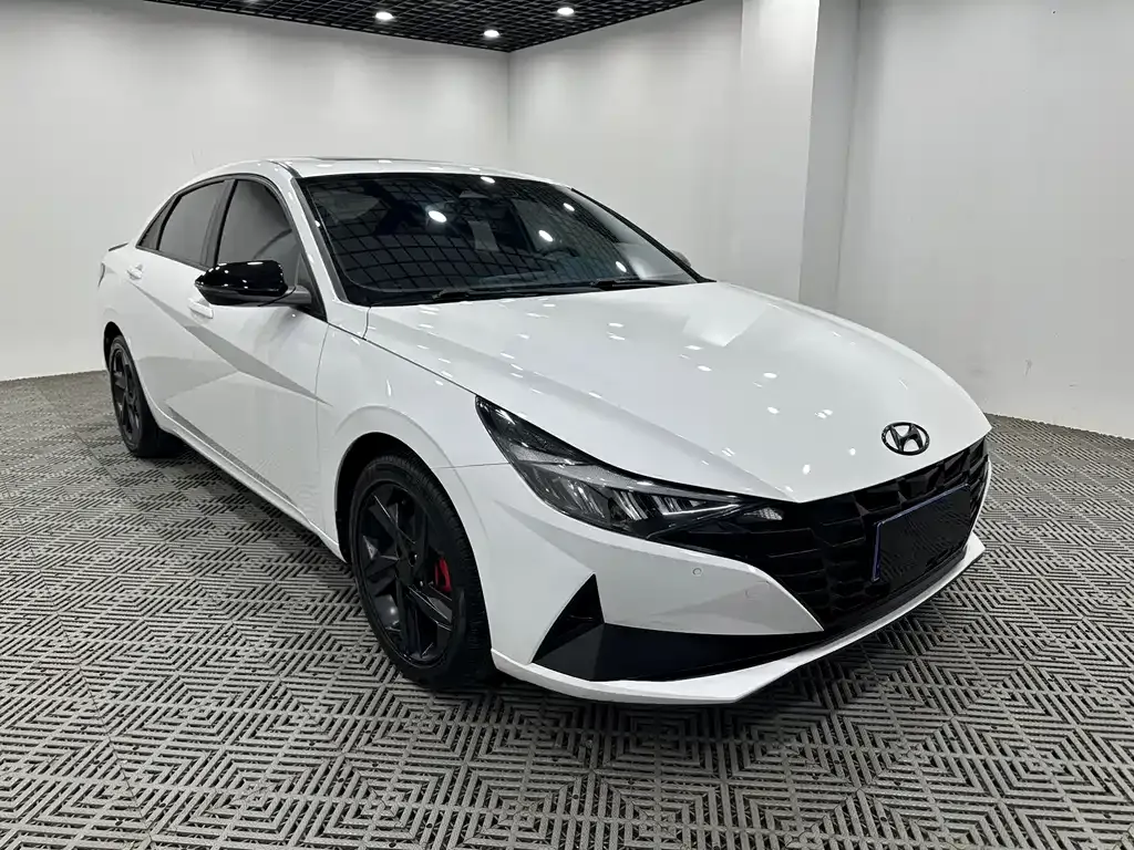 Hyundai Elantra — фото 1