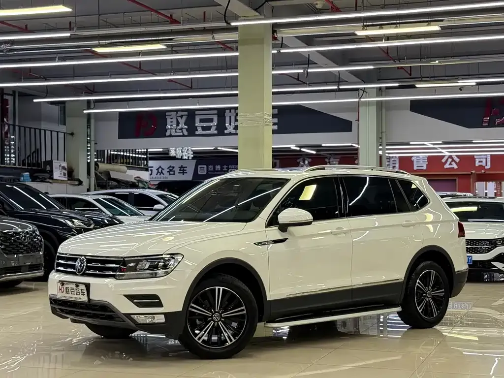 Volkswagen Tiguan L — фото 1