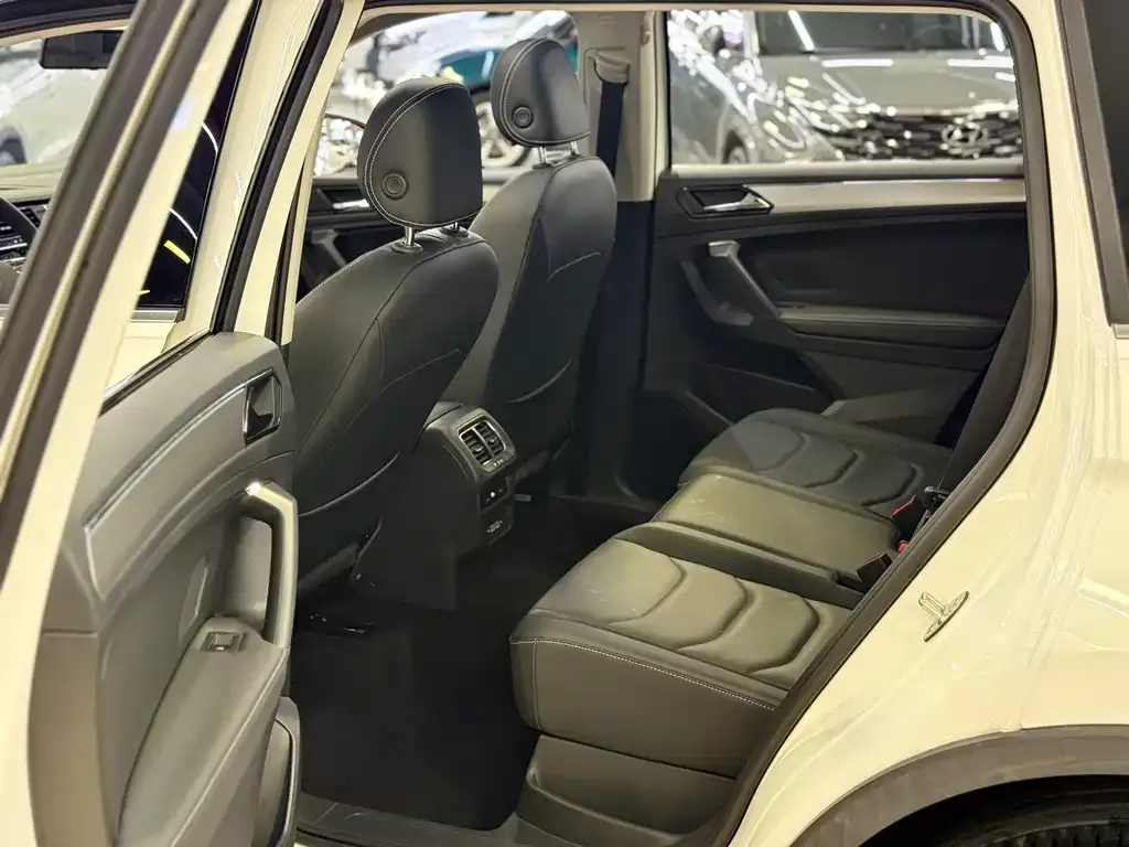 Volkswagen Tiguan L — фото 10