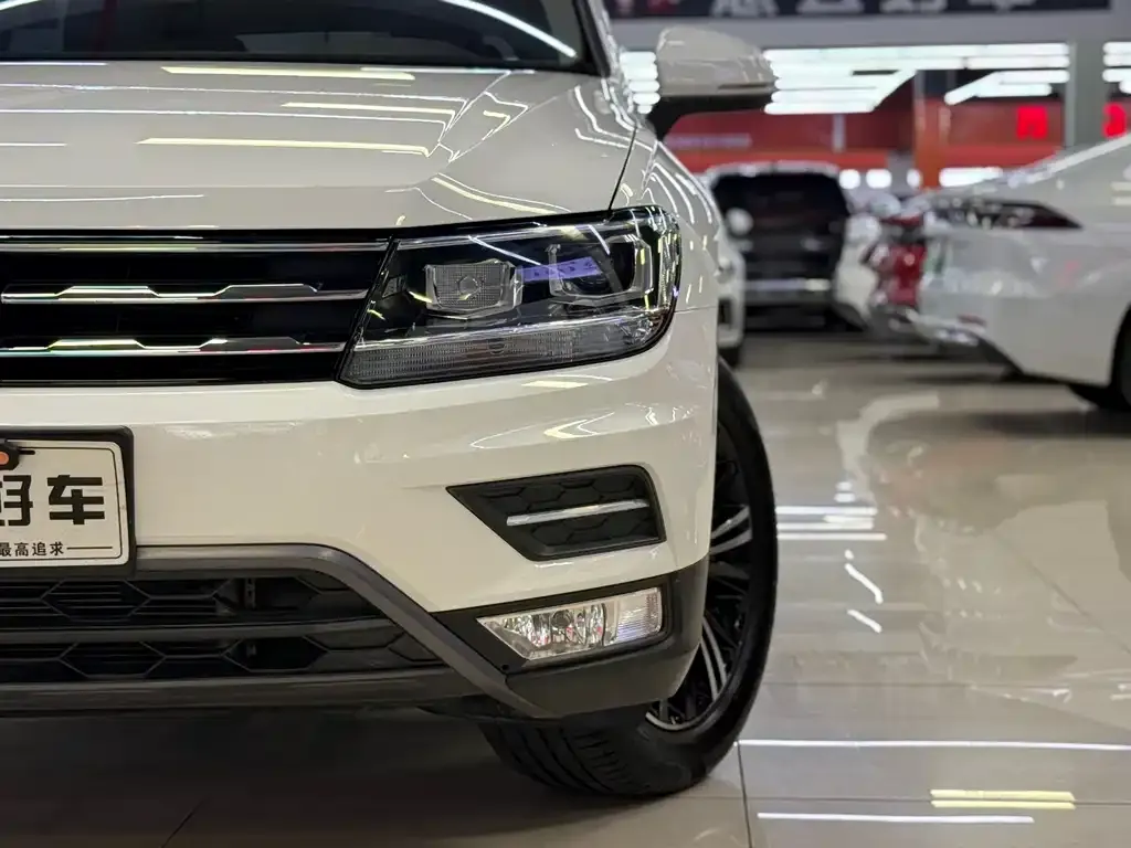 Volkswagen Tiguan L — фото 8