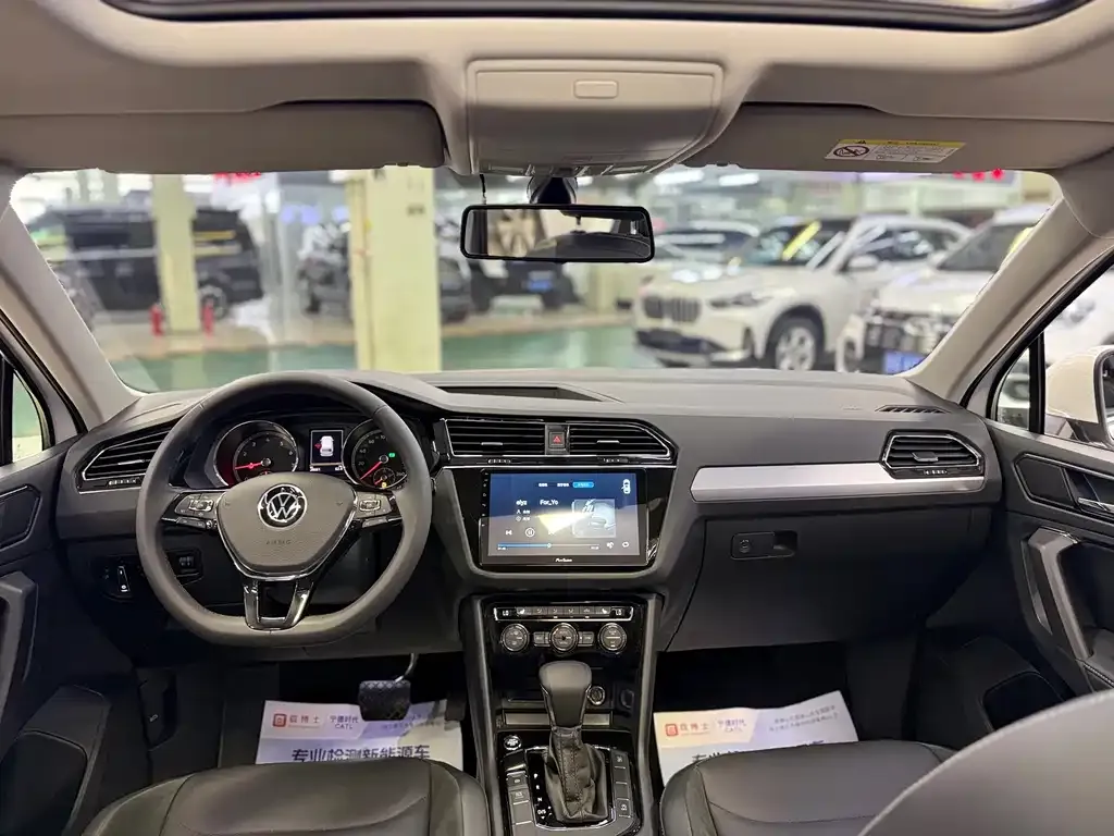 Volkswagen Tiguan L — фото 6