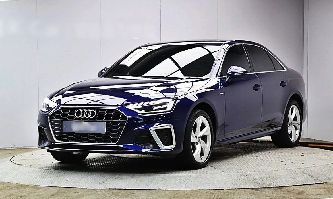 Audi A4 — фото 1