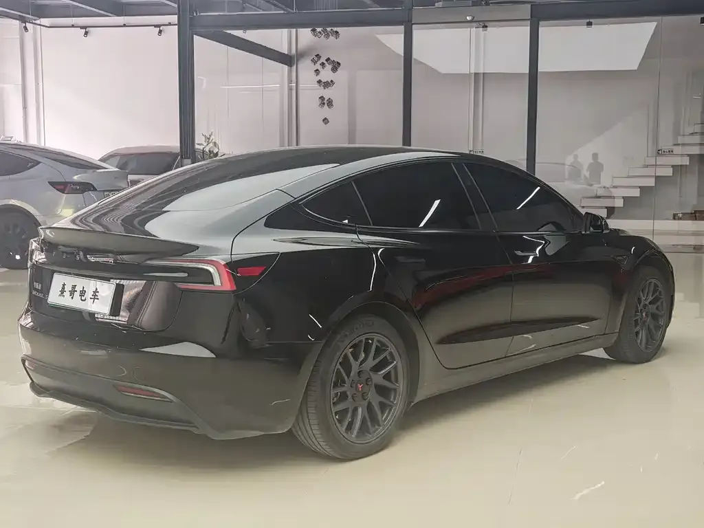 Tesla Model 3 — фото 4