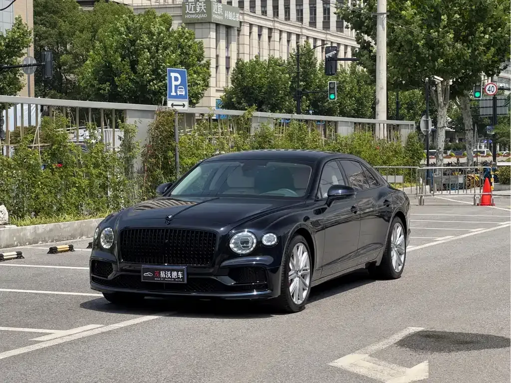 Bentley Flying Spur — фото 1