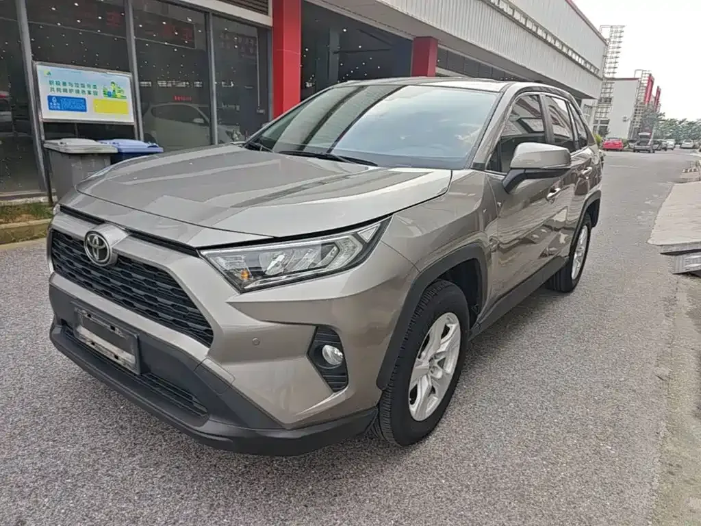 Toyota RAV4 — фото 1