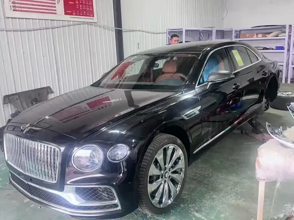 Bentley Flying Spur — фото 1