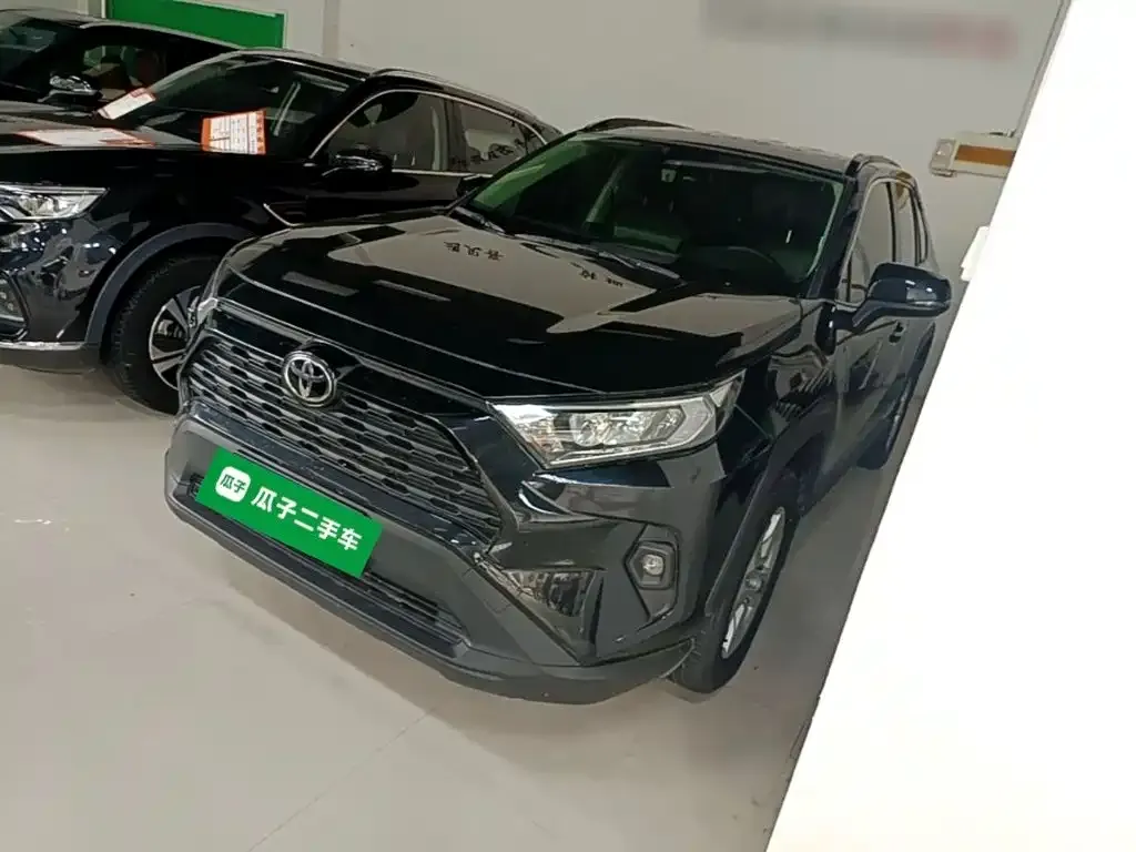 Toyota RAV4 — фото 1