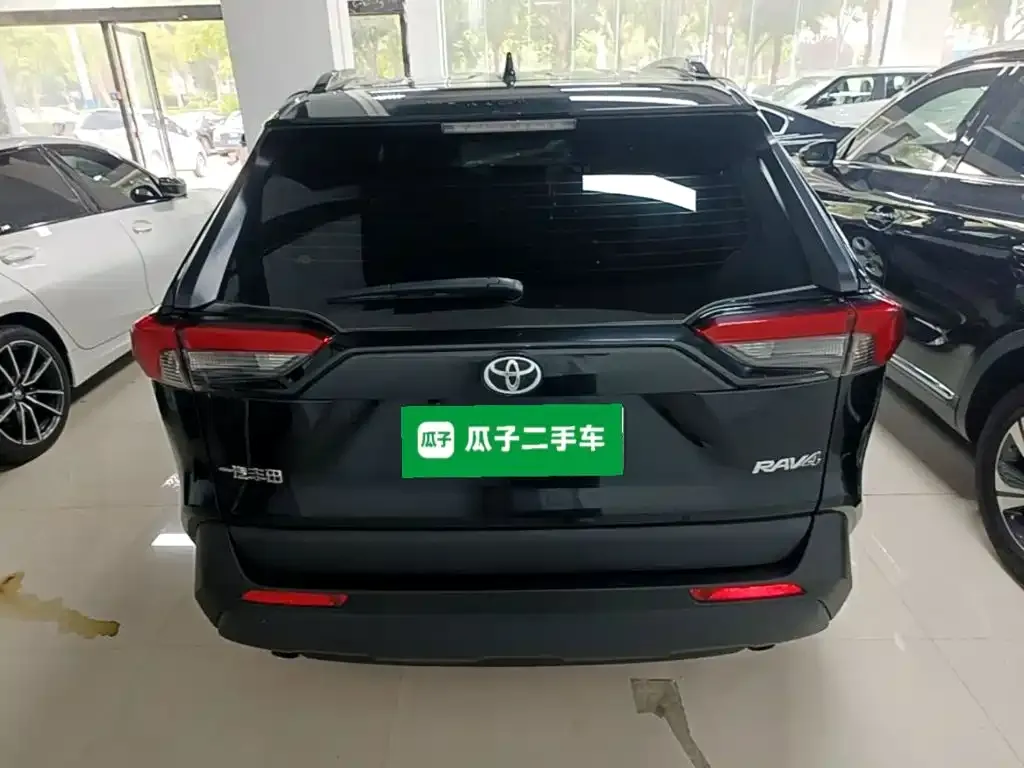Toyota RAV4 — фото 8