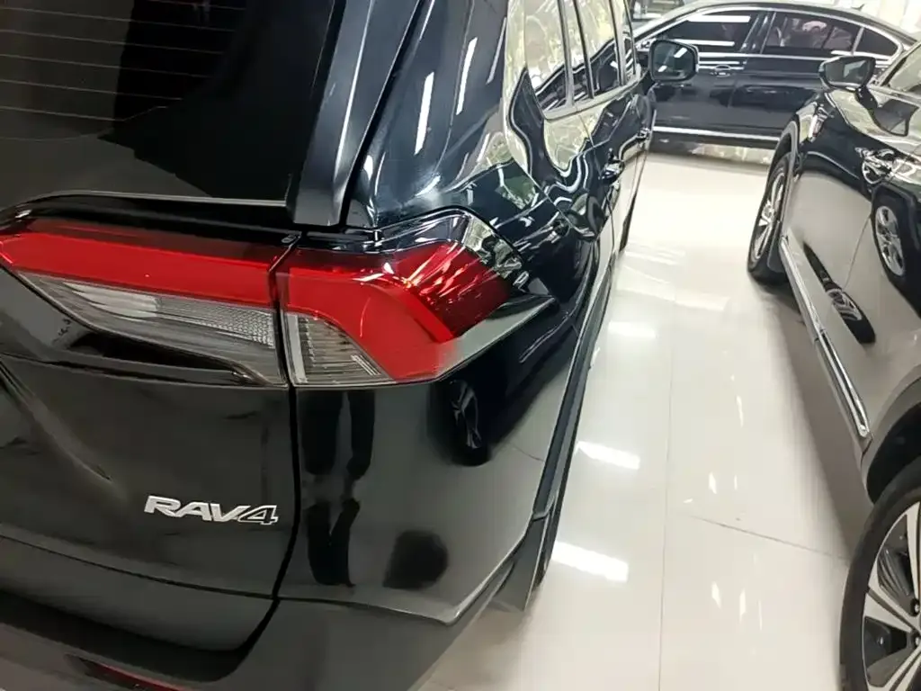 Toyota RAV4 — фото 9