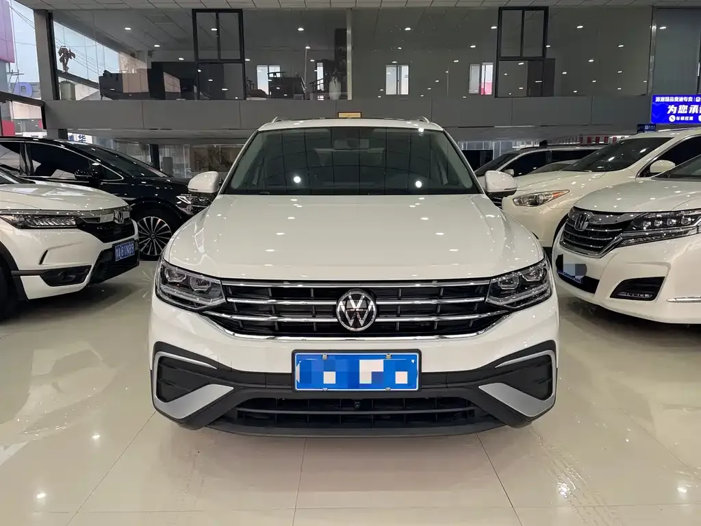Volkswagen Tiguan L — фото 8