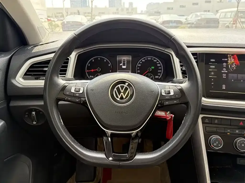 Volkswagen T-Roc — фото 8