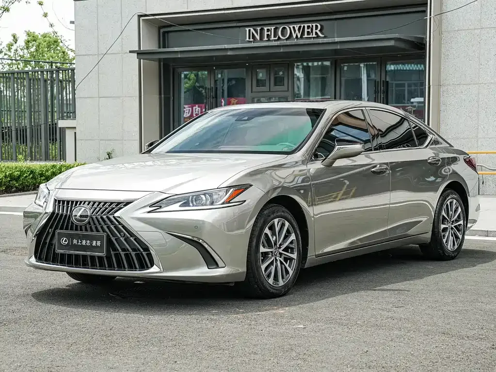 Lexus ES — фото 1