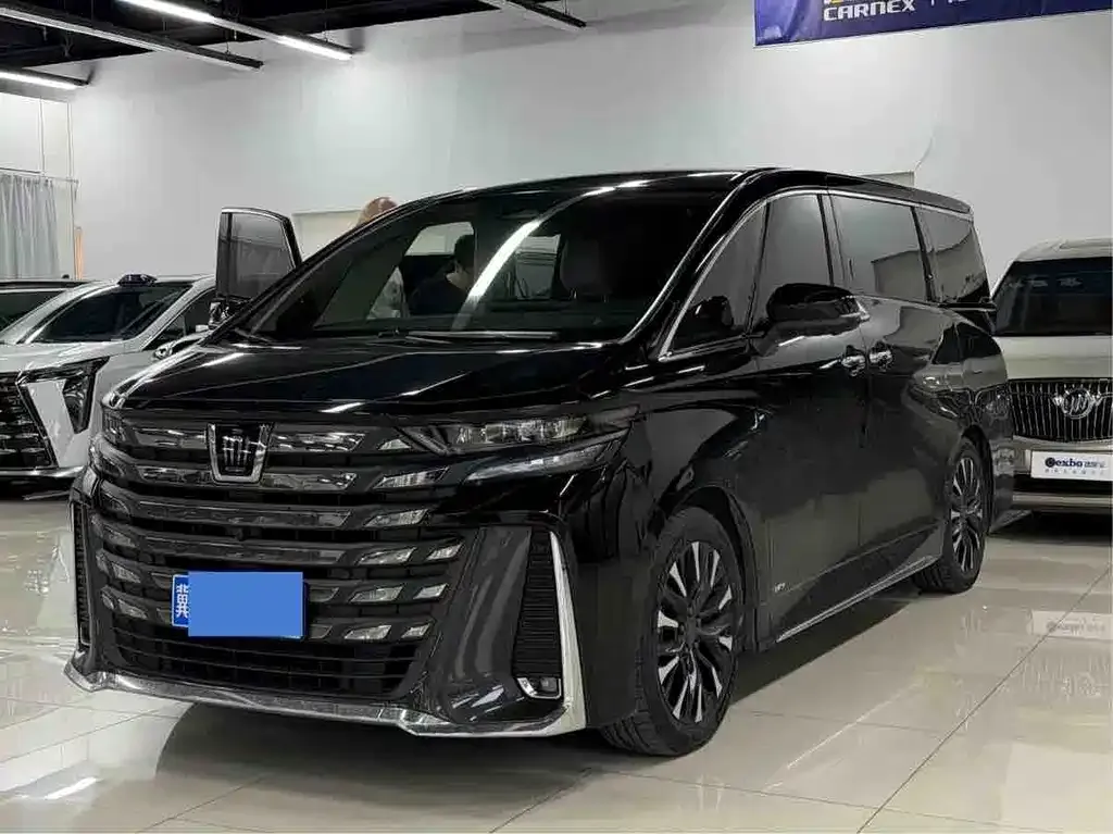 Toyota Vellfire — фото 1