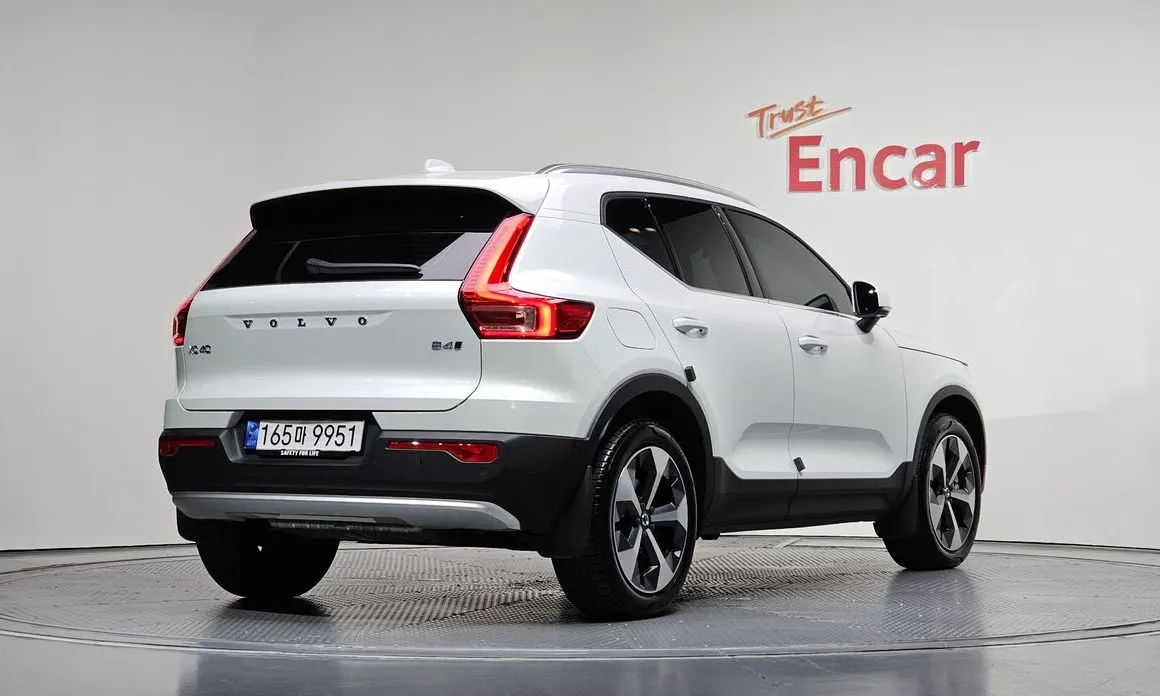 Volvo XC40 — фото 8