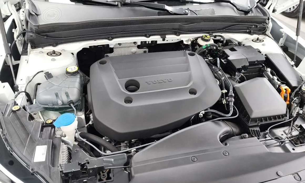 Volvo XC40 — фото 10
