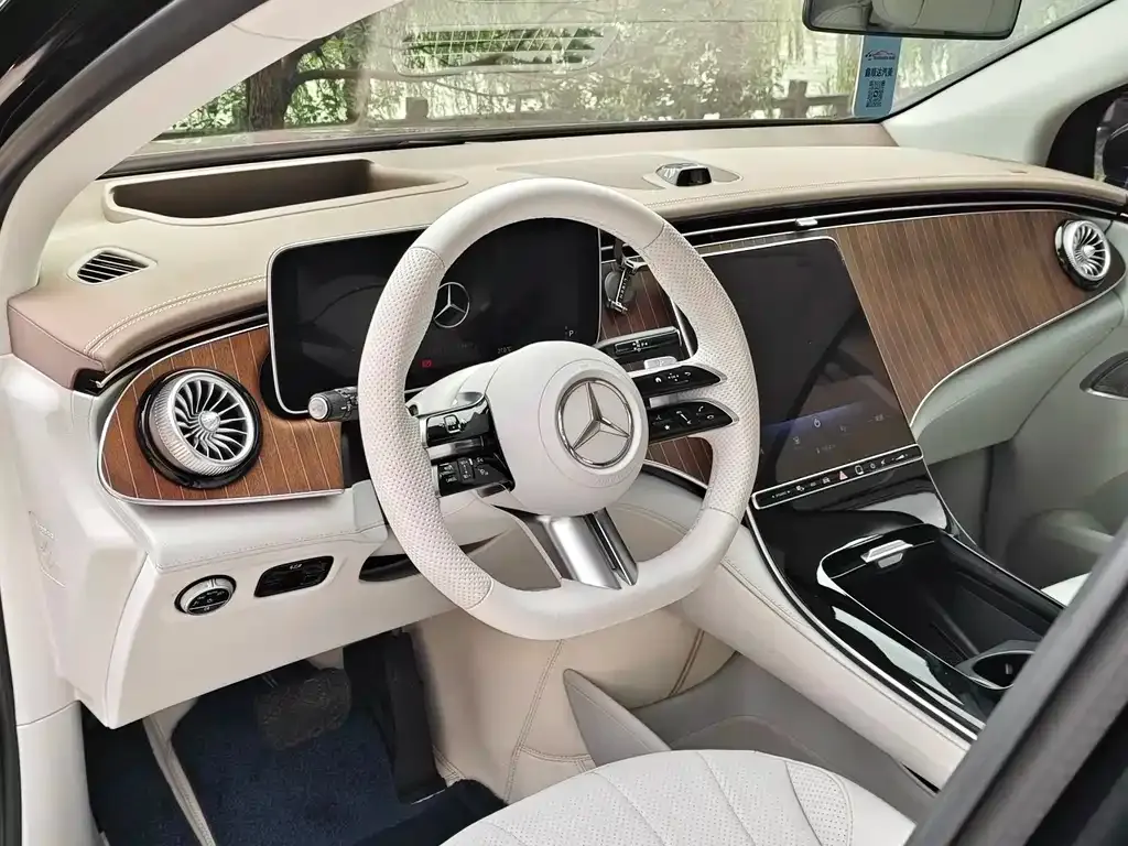 Mercedes-Benz EQE SUV — фото 3