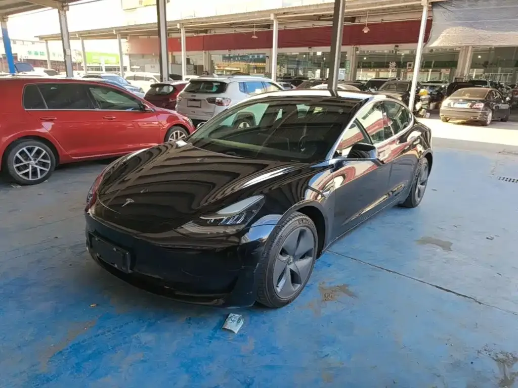 Tesla Model 3 — фото 1