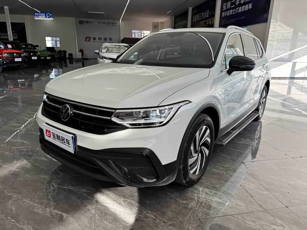 Volkswagen Tiguan L — фото 1