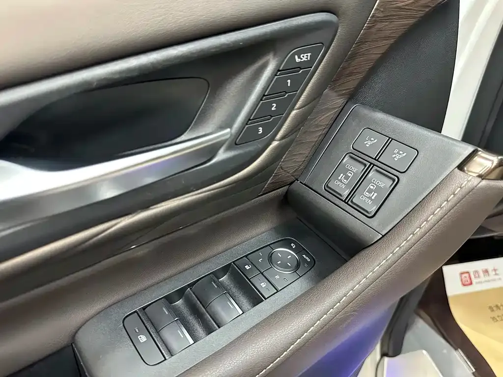Toyota Alphard — фото 2