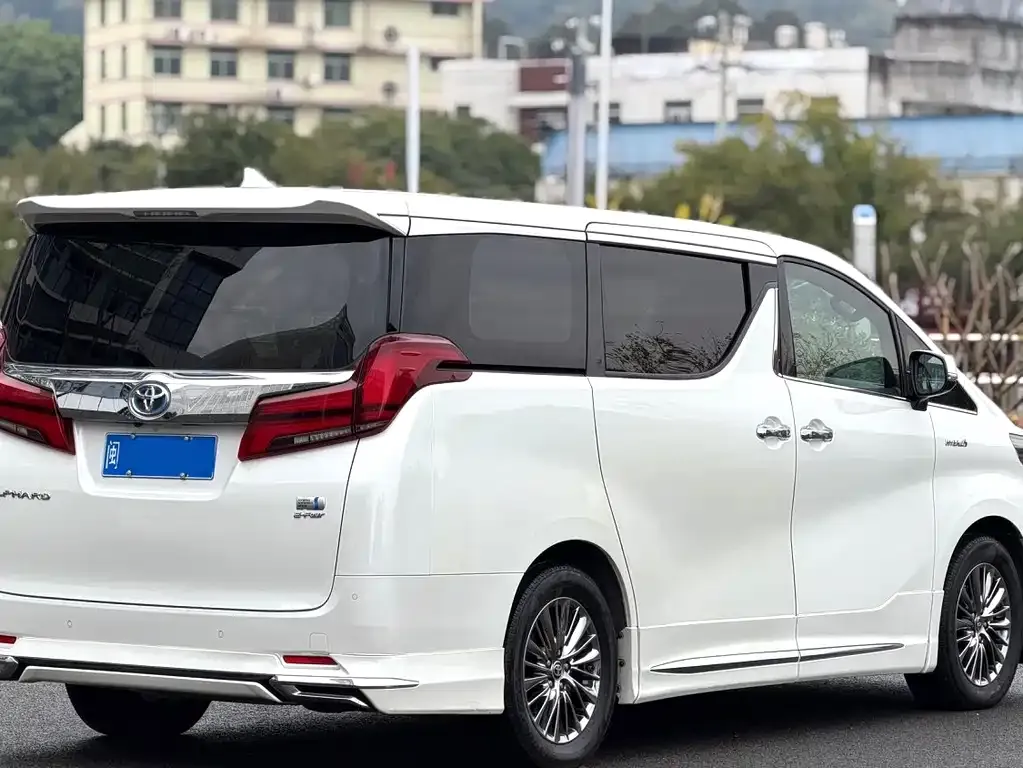 Toyota Alphard — фото 5