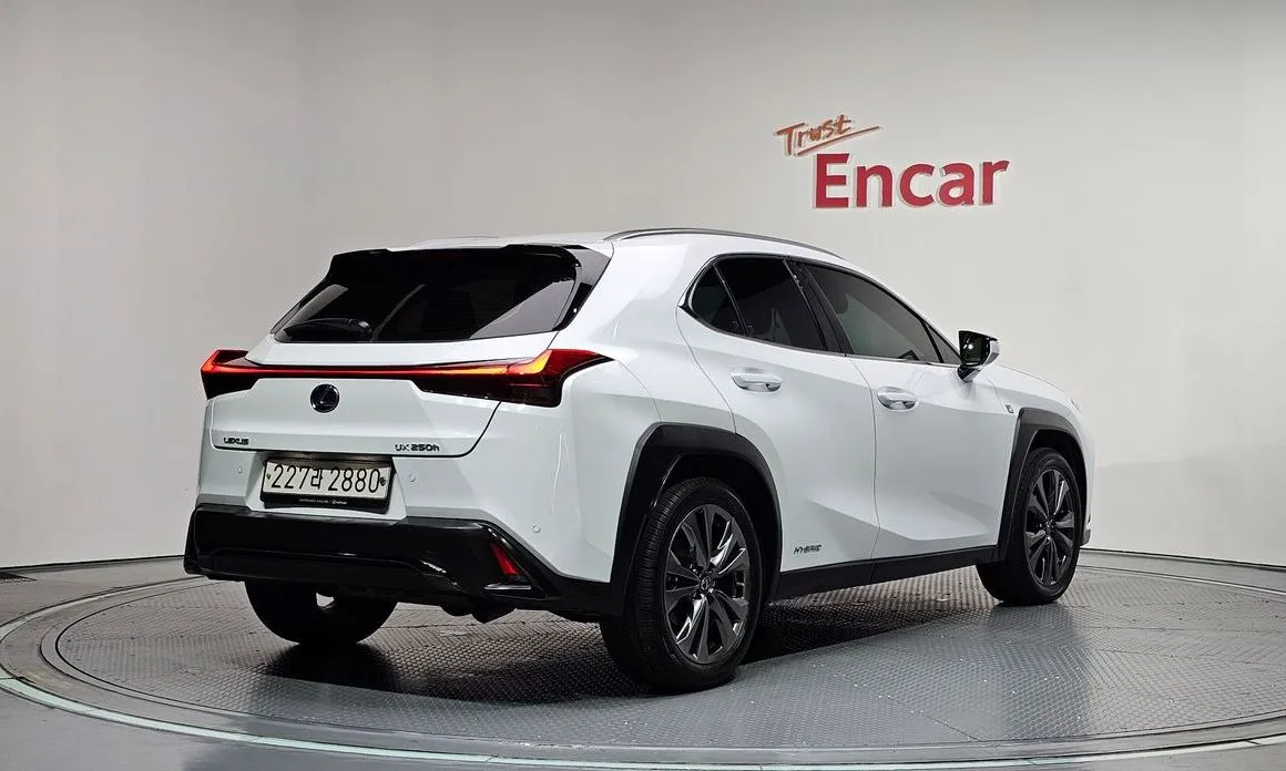 Lexus UX — фото 8