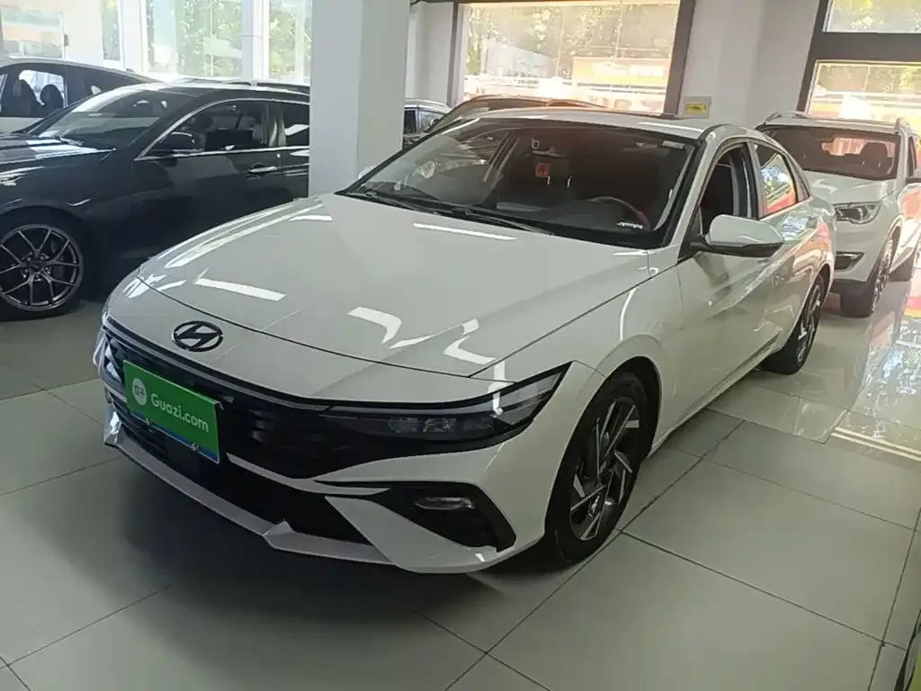 Hyundai Elantra — фото 1