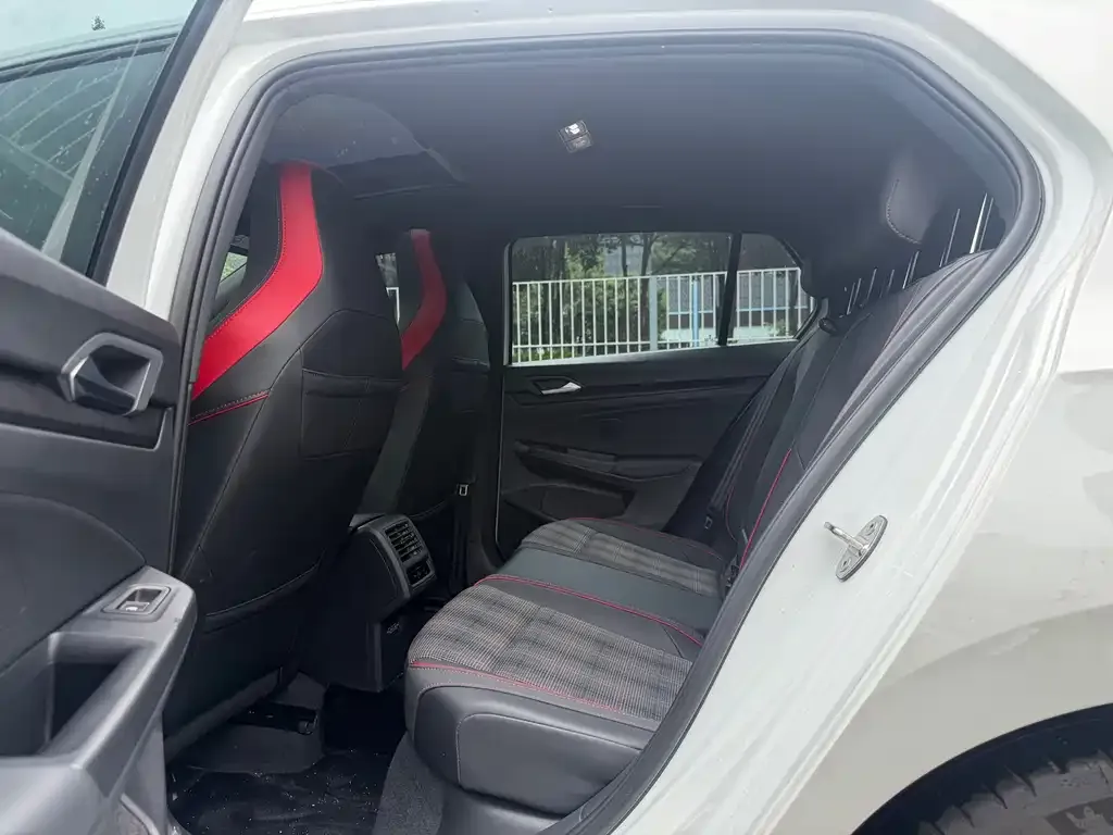 Volkswagen Golf GTI — фото 4