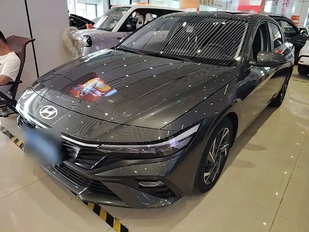 Hyundai Elantra — фото 1