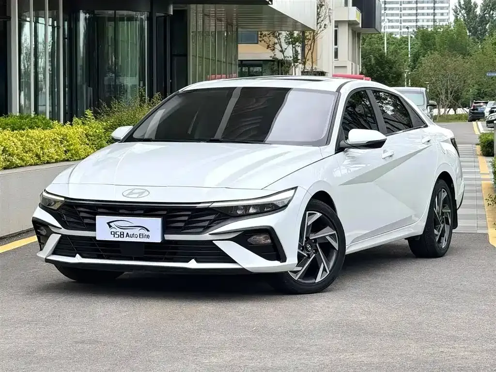 Hyundai Elantra — фото 1