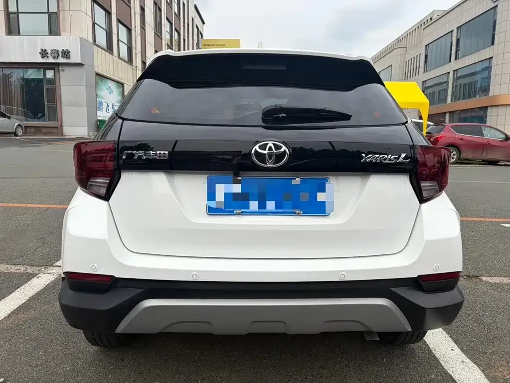 Toyota Yaris L — фото 10
