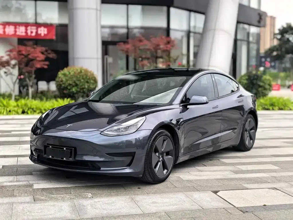Tesla Model 3 — фото 1
