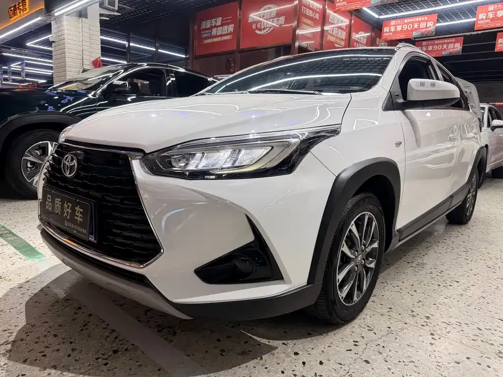 Toyota Yaris L — фото 1