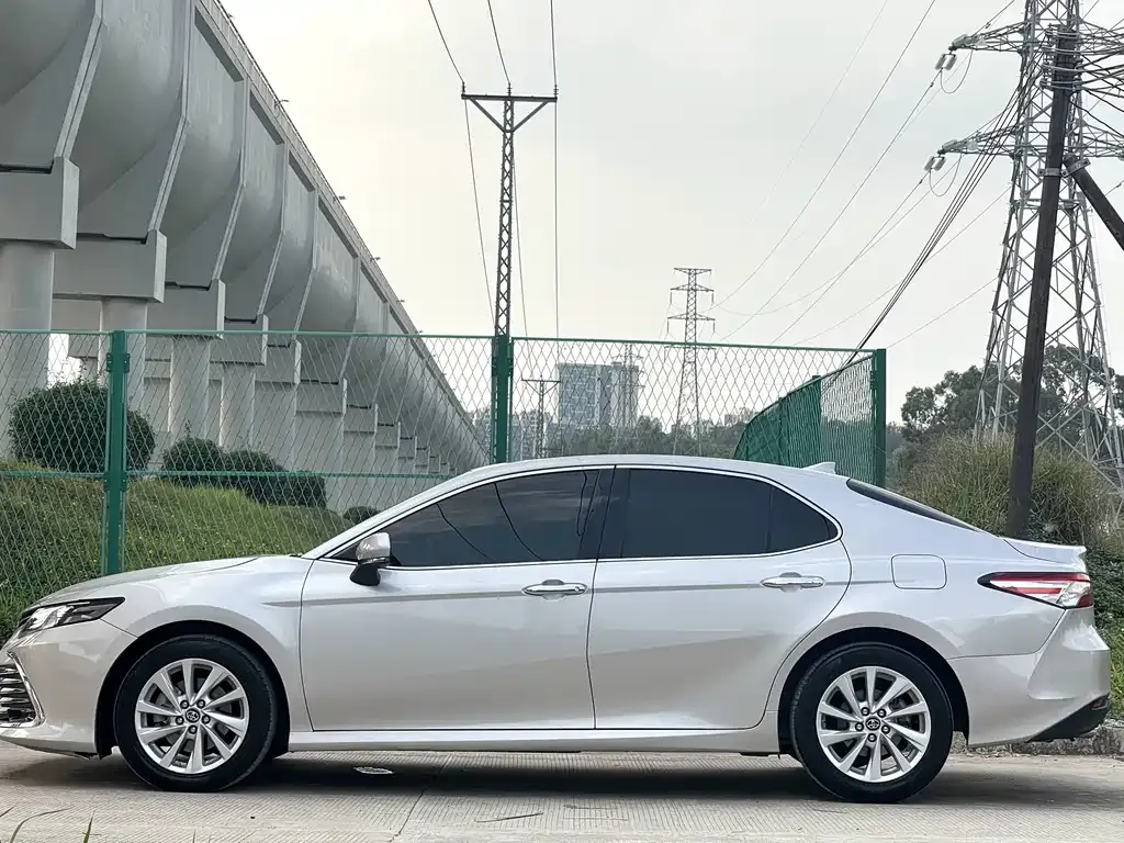 Toyota Camry — фото 2
