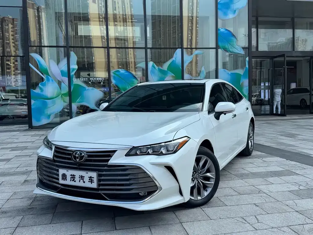 Toyota Avalon — фото 1