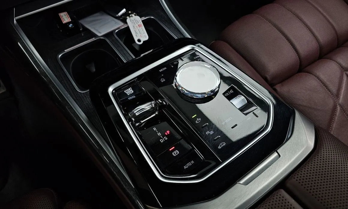 BMW 7-Series — фото 10