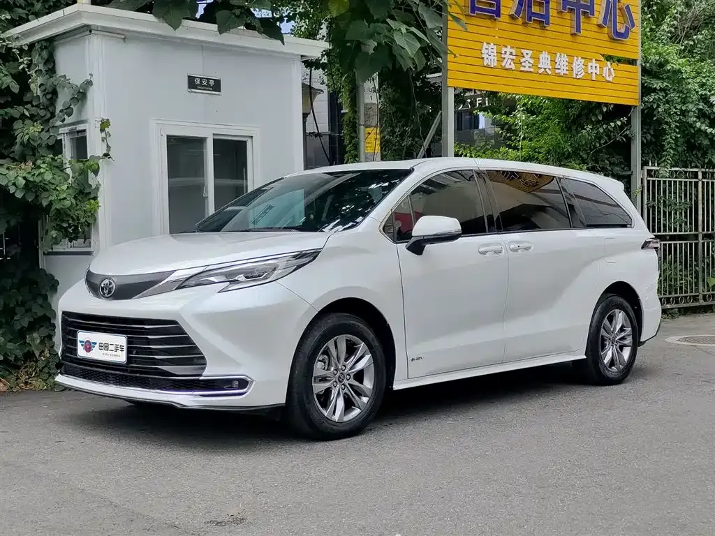 Toyota Sienna — фото 1