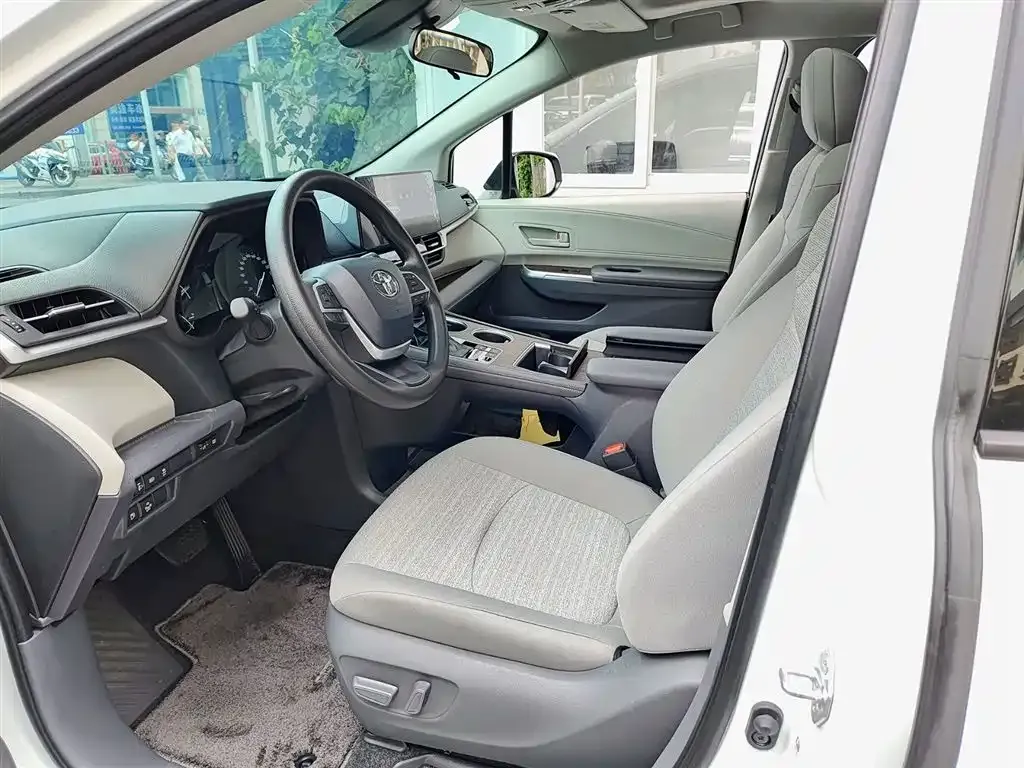 Toyota Sienna — фото 2