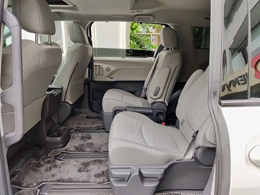 Toyota Sienna — фото 4