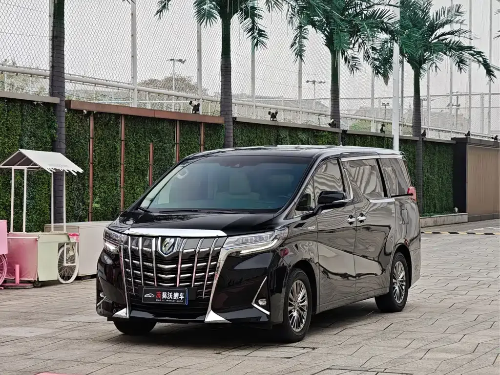 Toyota Alphard — фото 1