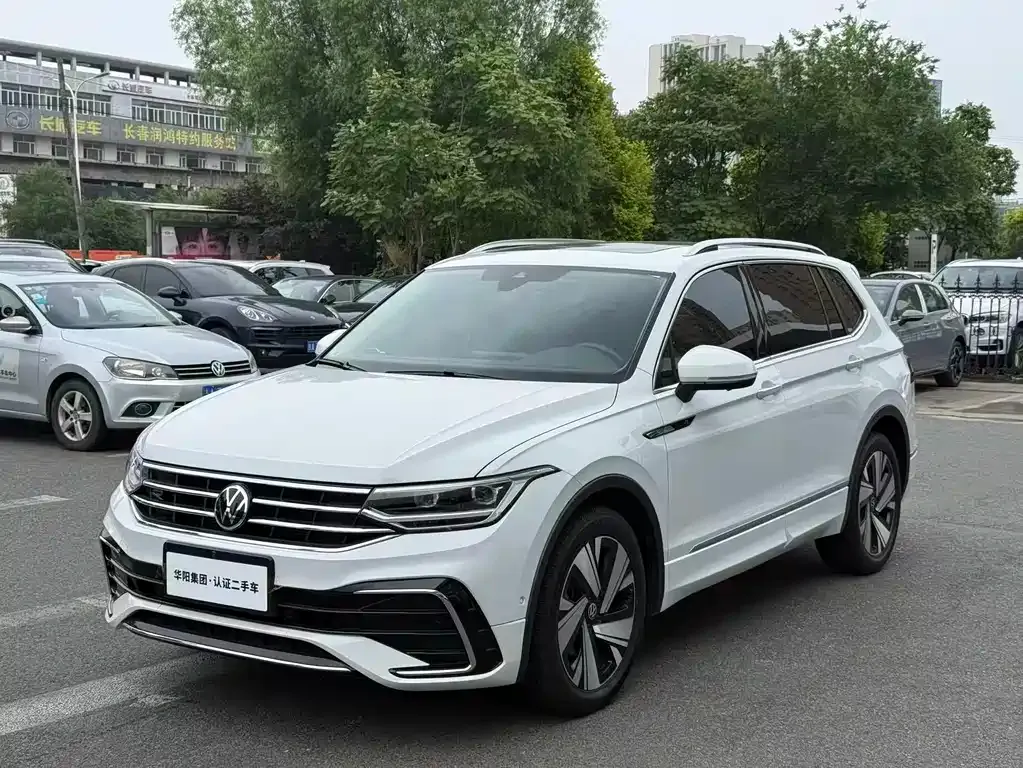 Volkswagen Tiguan L — фото 1
