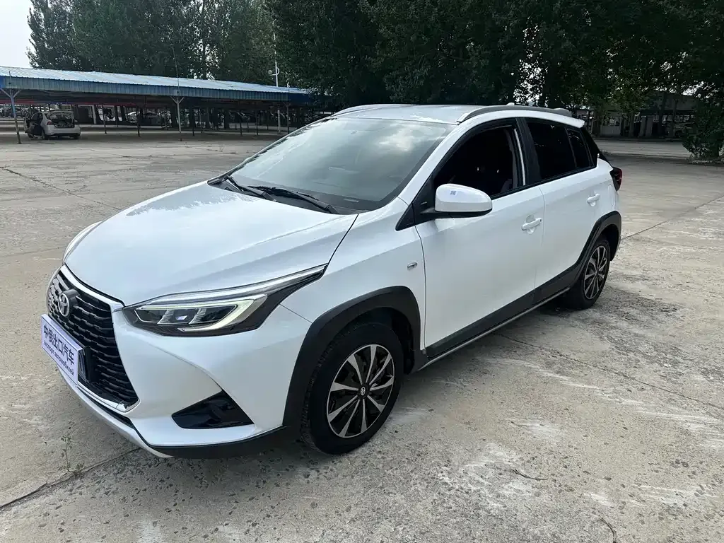 Toyota Yaris L — фото 1